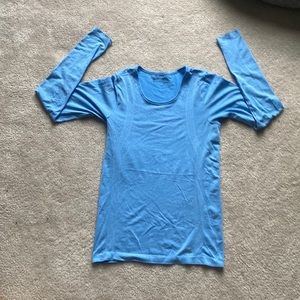 UNDER ARMOUR baby blue king sleeve workout top